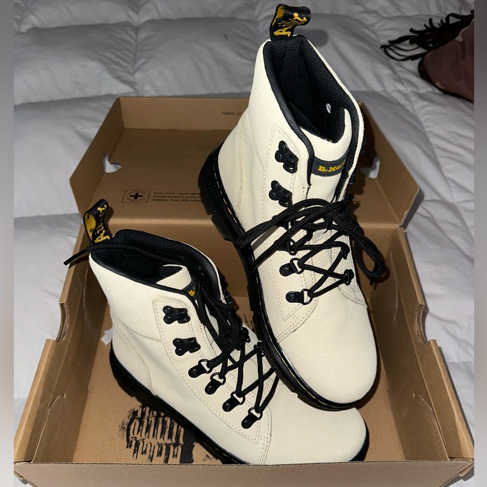 New Women Dr. Martens (Docs)